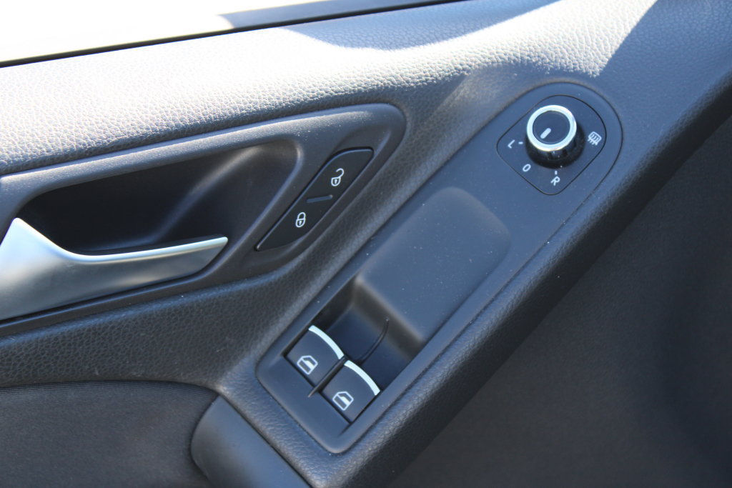 Used 2011 Volkswagen Golf 2-Door FWD image 27