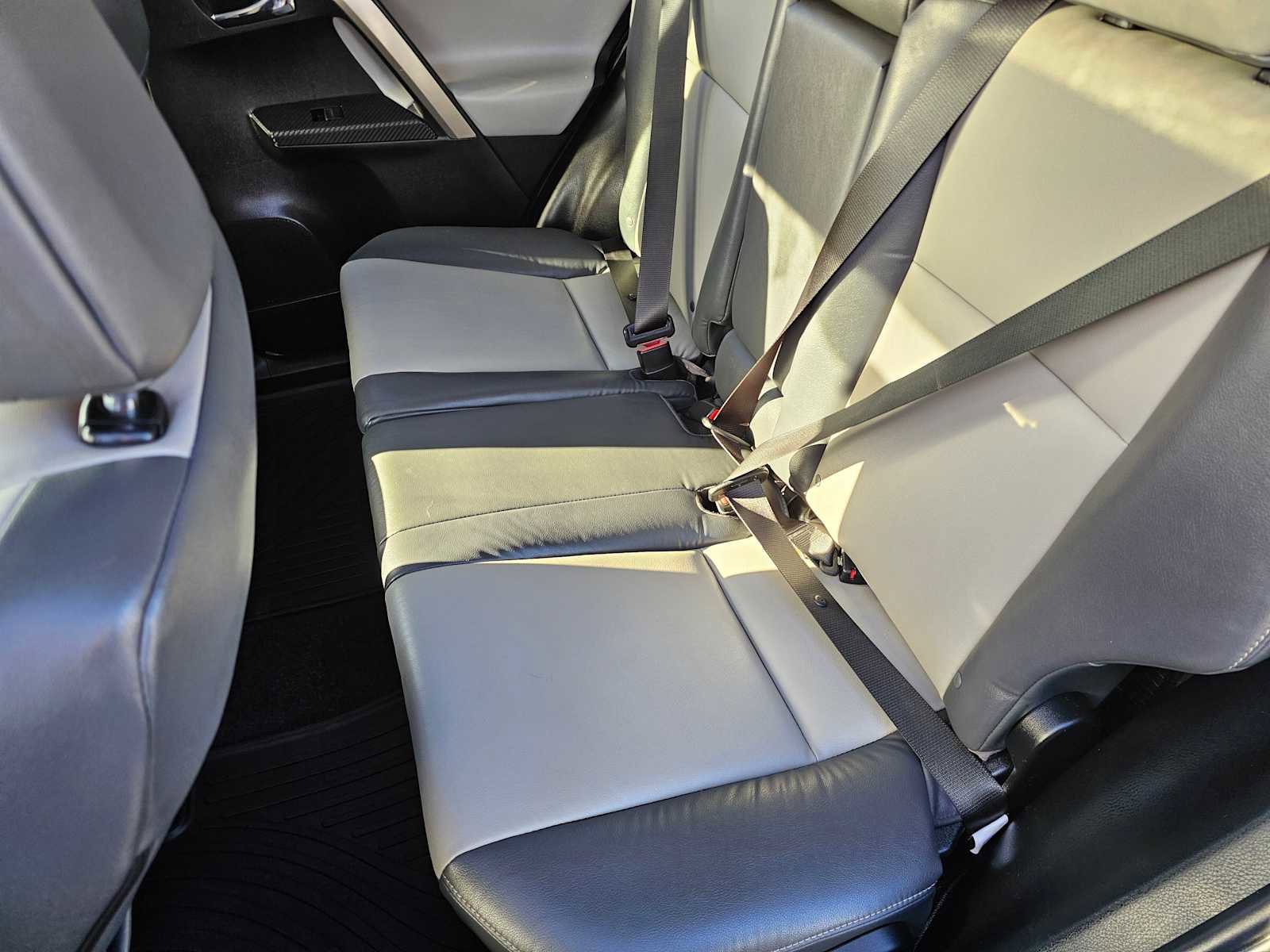 Used 2015 Toyota RAV4 Limited image 17