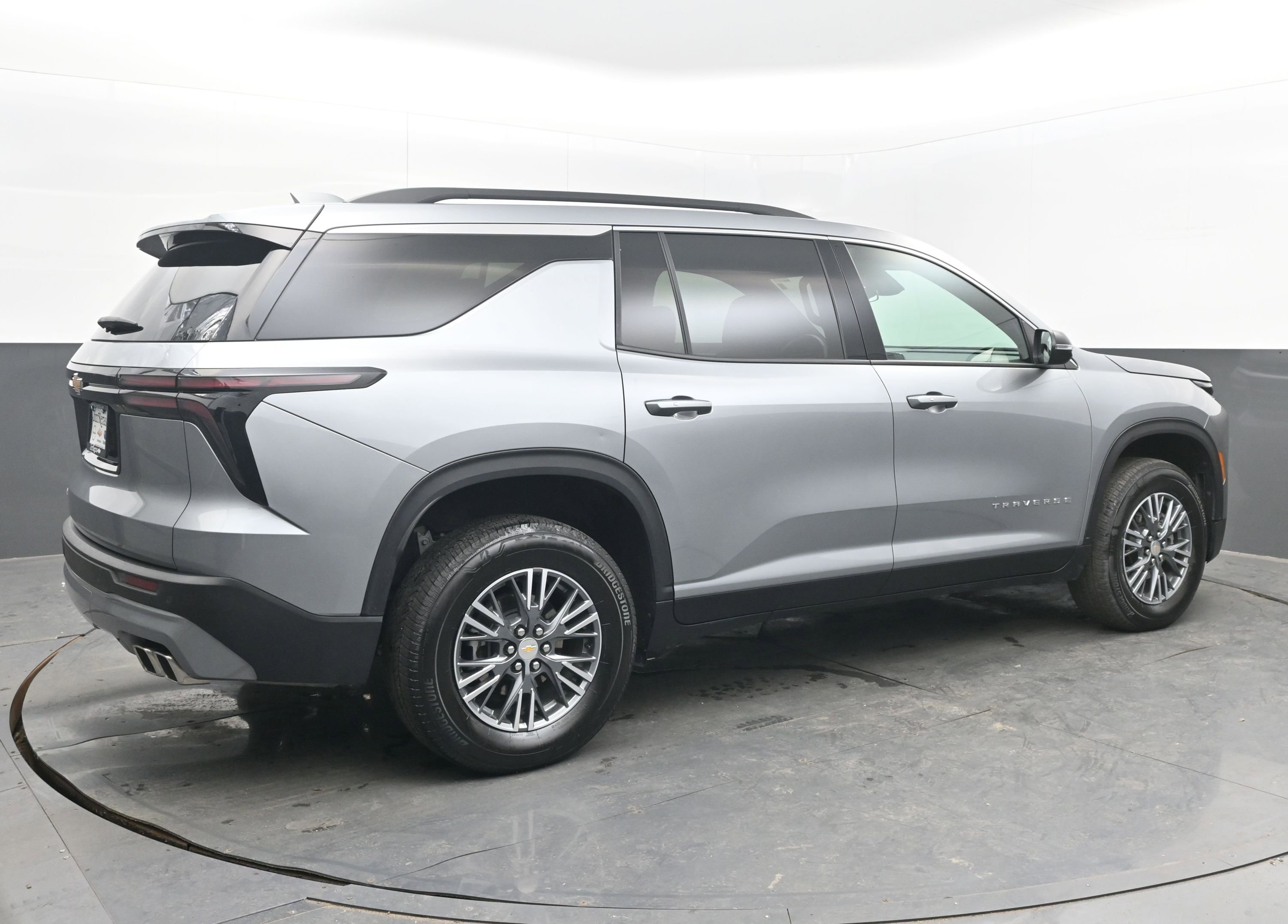 Used 2025 Chevrolet Traverse LT image 9