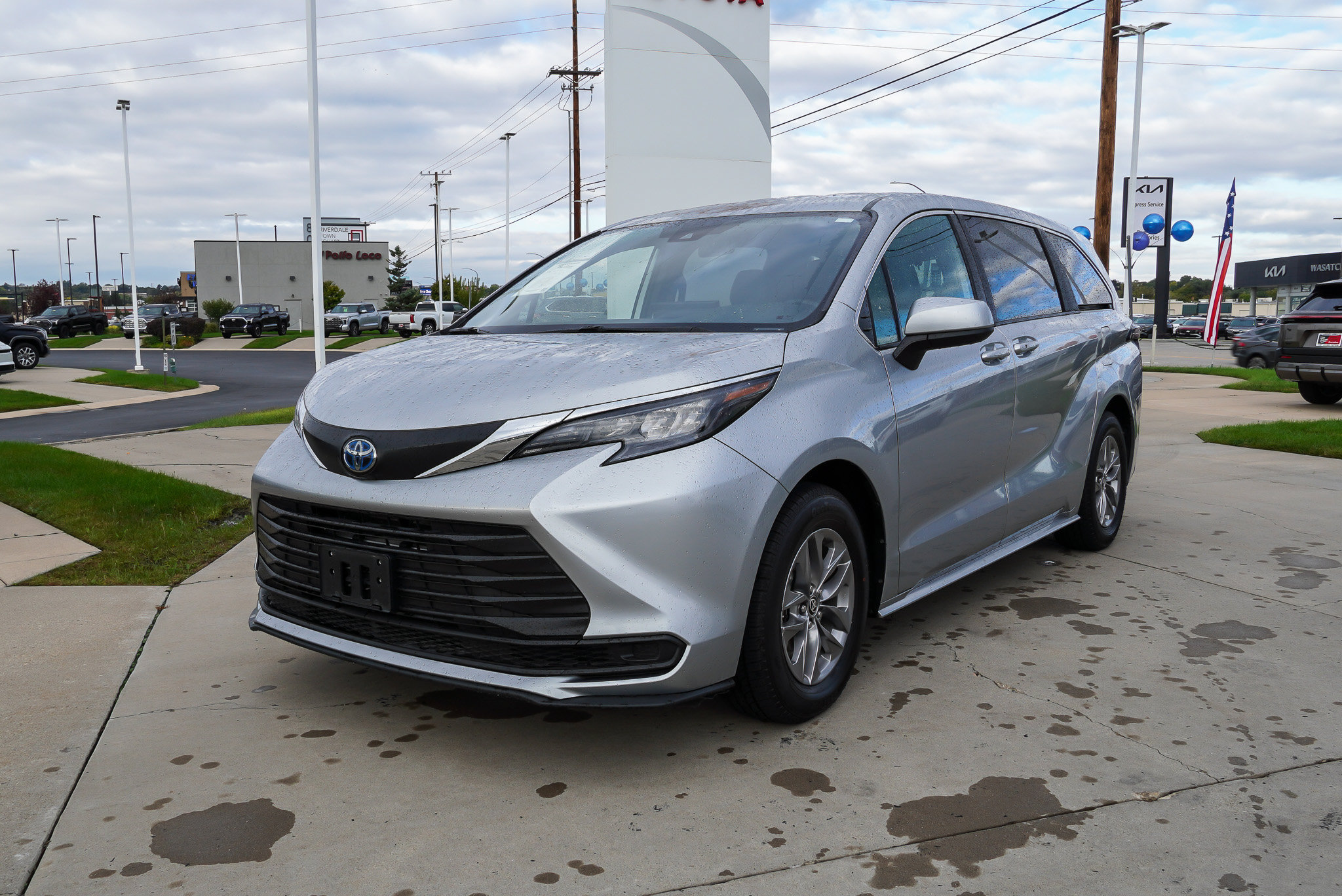Certified 2025 Toyota Sienna LE AWD/4WD image 4