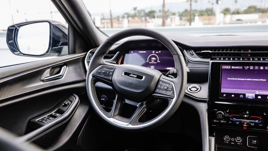 Used 2025 Jeep Grand Cherokee Altitude image 18