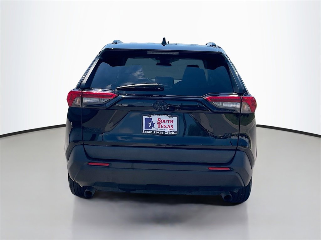 Used 2021 Toyota RAV4 LE image 3