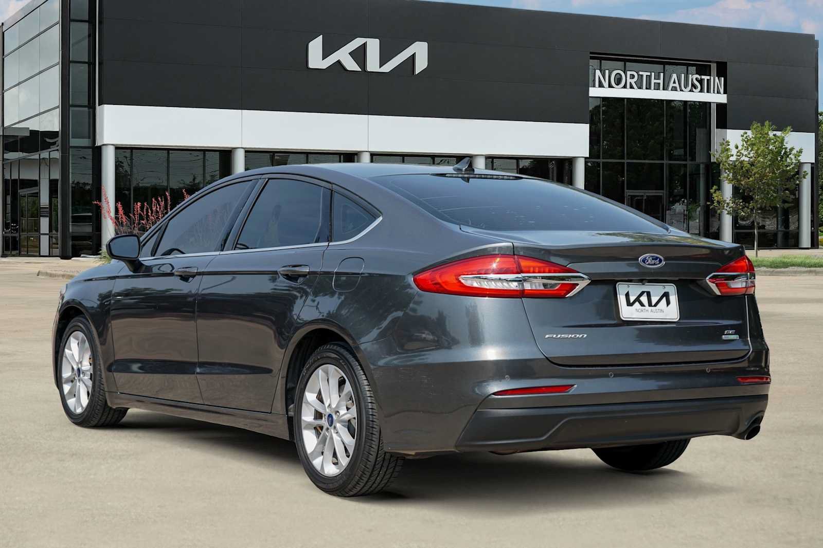 Used 2020 Ford Fusion SE FWD image 4