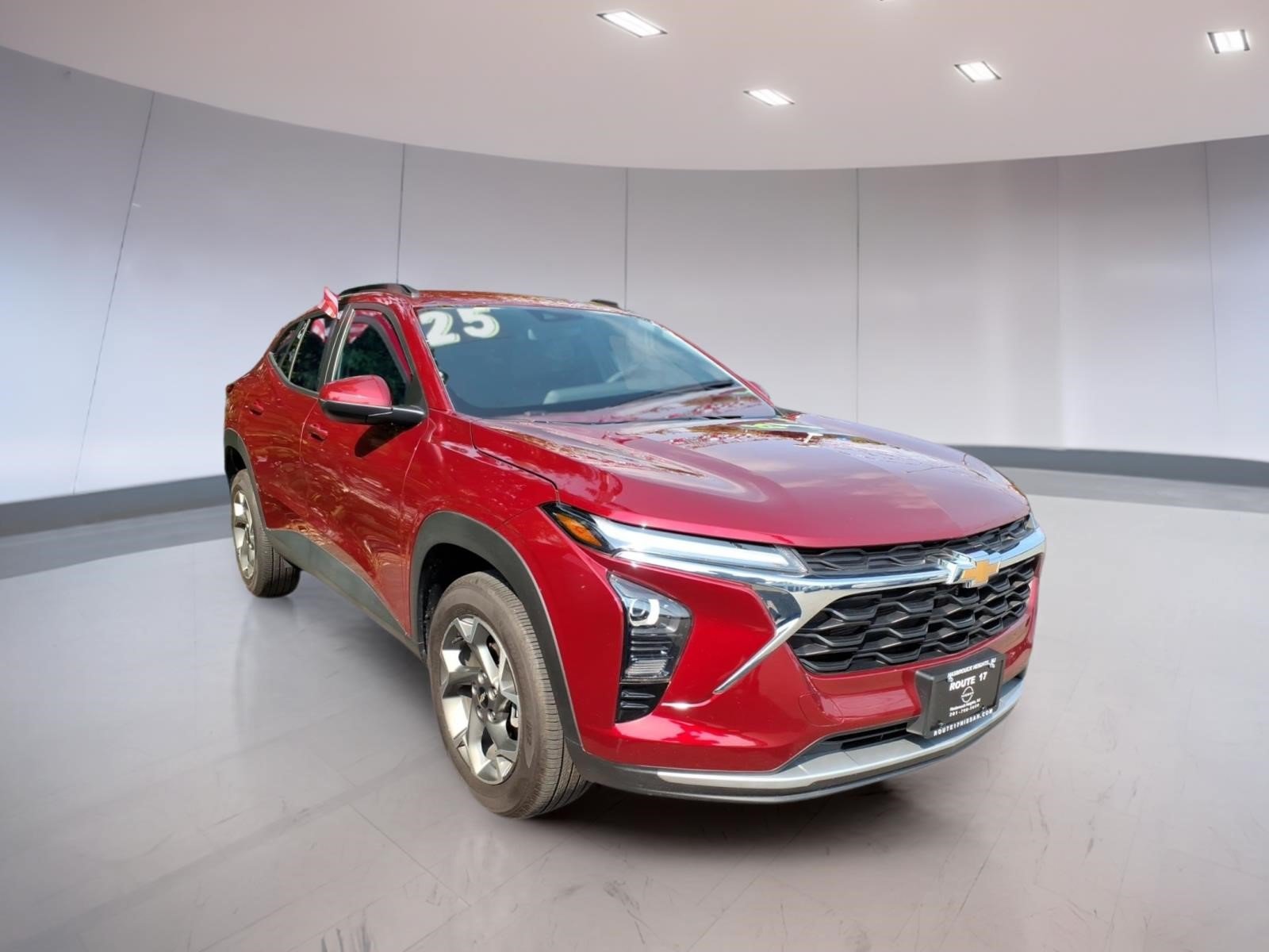 Used 2025 Chevrolet Trax LT FWD image 1