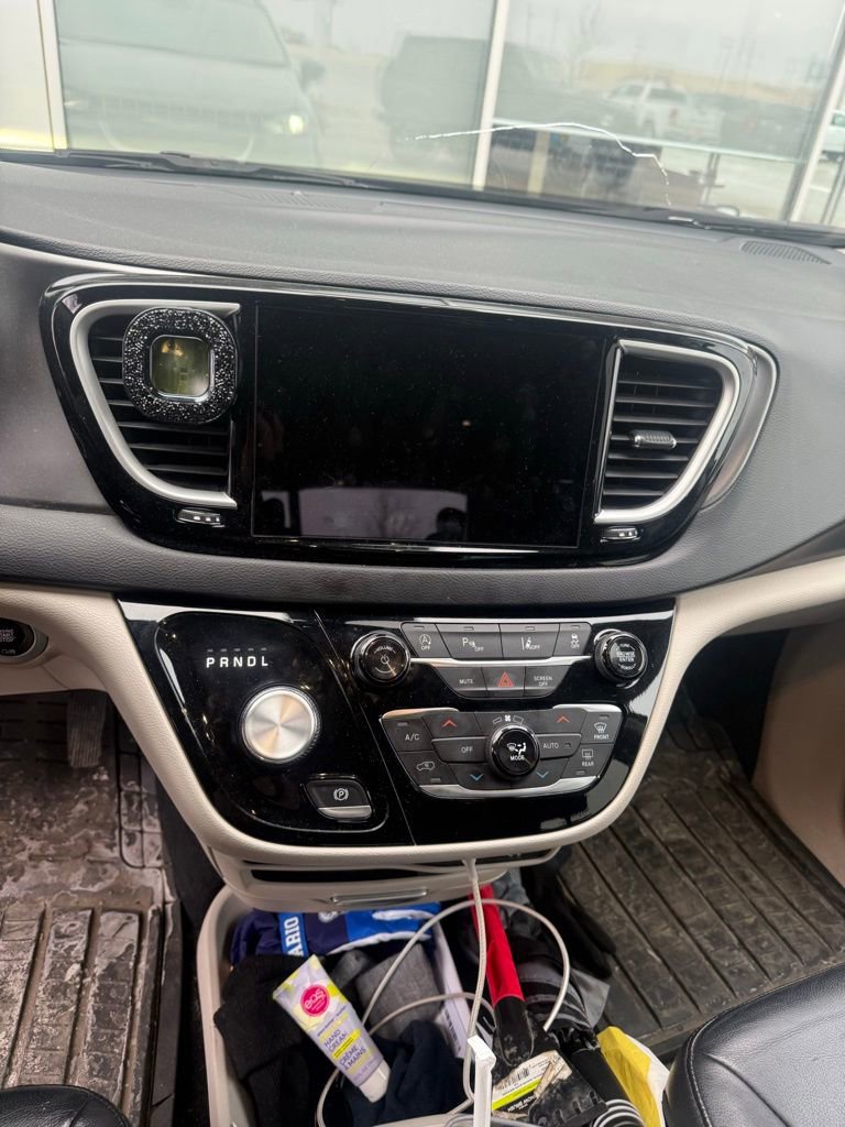 Used 2022 Chrysler Pacifica Touring-L image 16