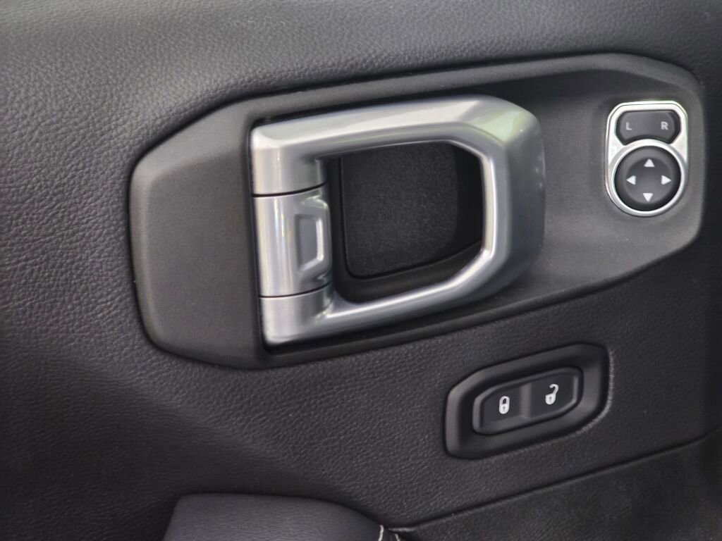 Used 2022 Jeep Wrangler Unlimited Sahara w/ Cold Weather Group image 19