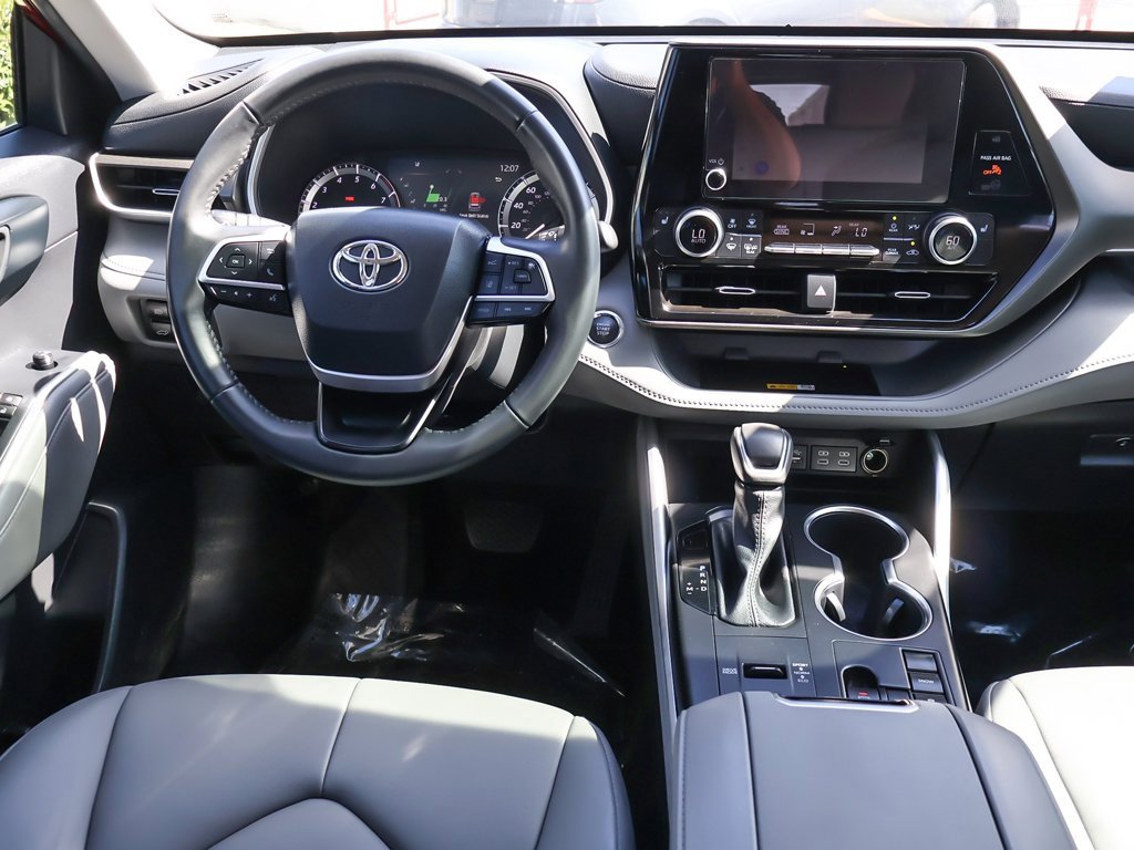 Used 2023 Toyota Highlander XLE image 39