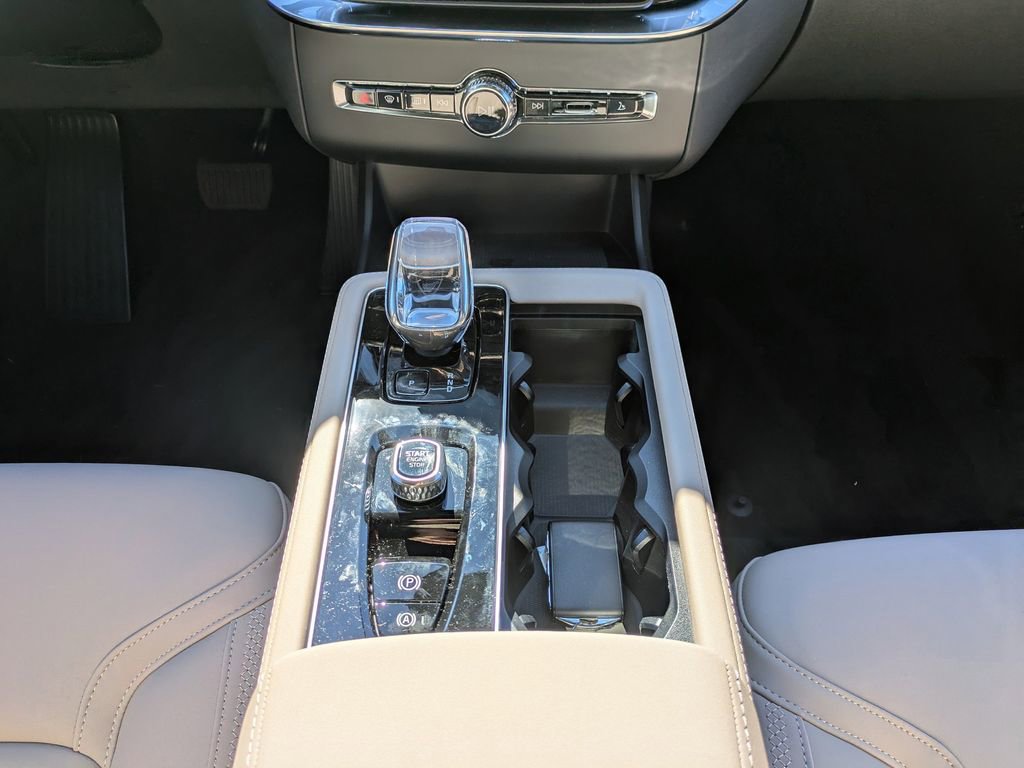 New 2026 Volvo XC90 B5 Plus w/ Protection Package Premier image 18