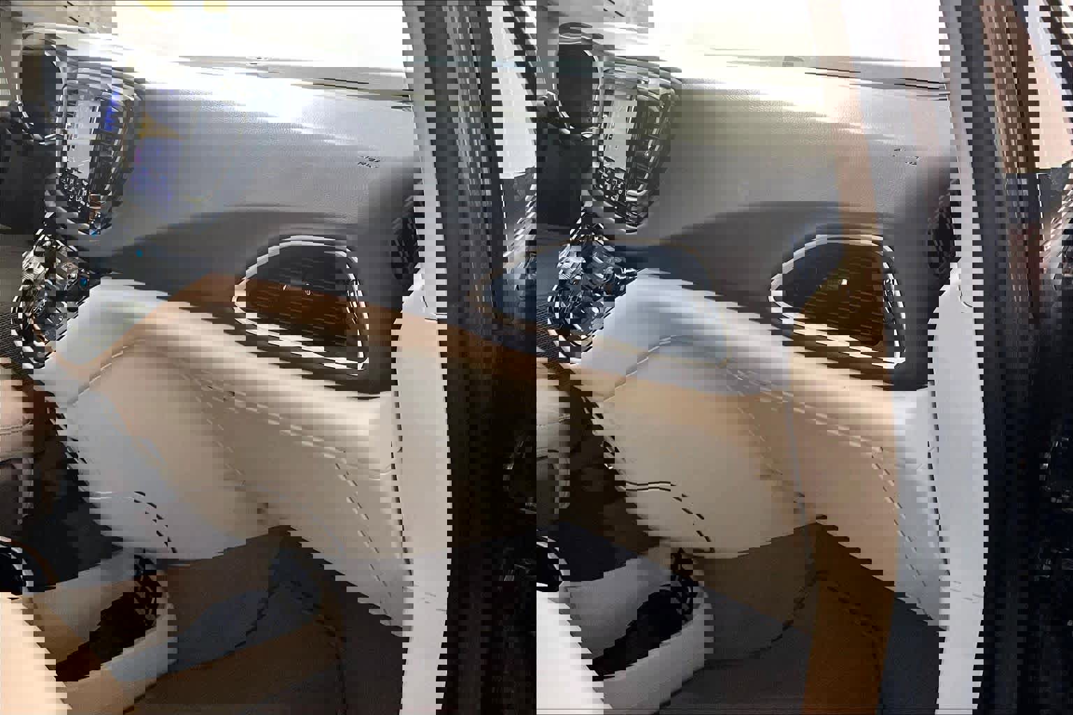 Used 2020 Chrysler Pacifica Touring-L Plus w/ Tire & Wheel Group FWD image 16