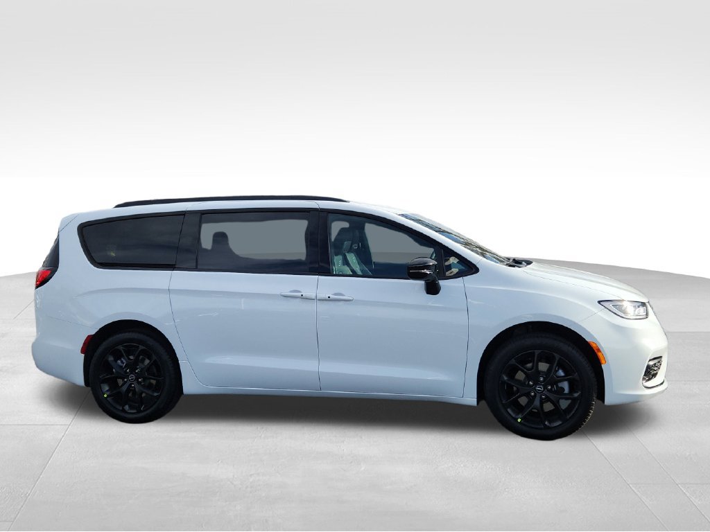 New 2026 Chrysler Pacifica Select w/ S Appearance Package AWD/4WD image 4