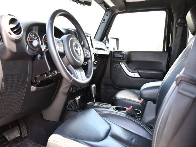 Used 2016 Jeep Wrangler Sahara w/ Connectivity Group AWD/4WD image 17