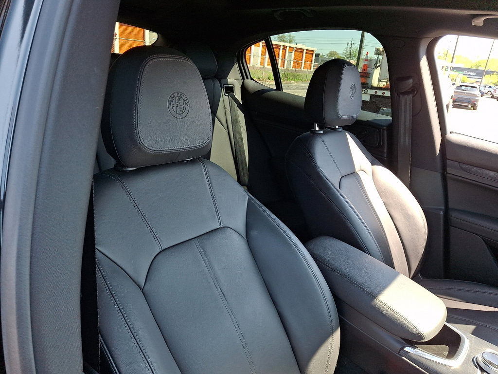 Used 2023 Alfa Romeo Stelvio Sprint image 13
