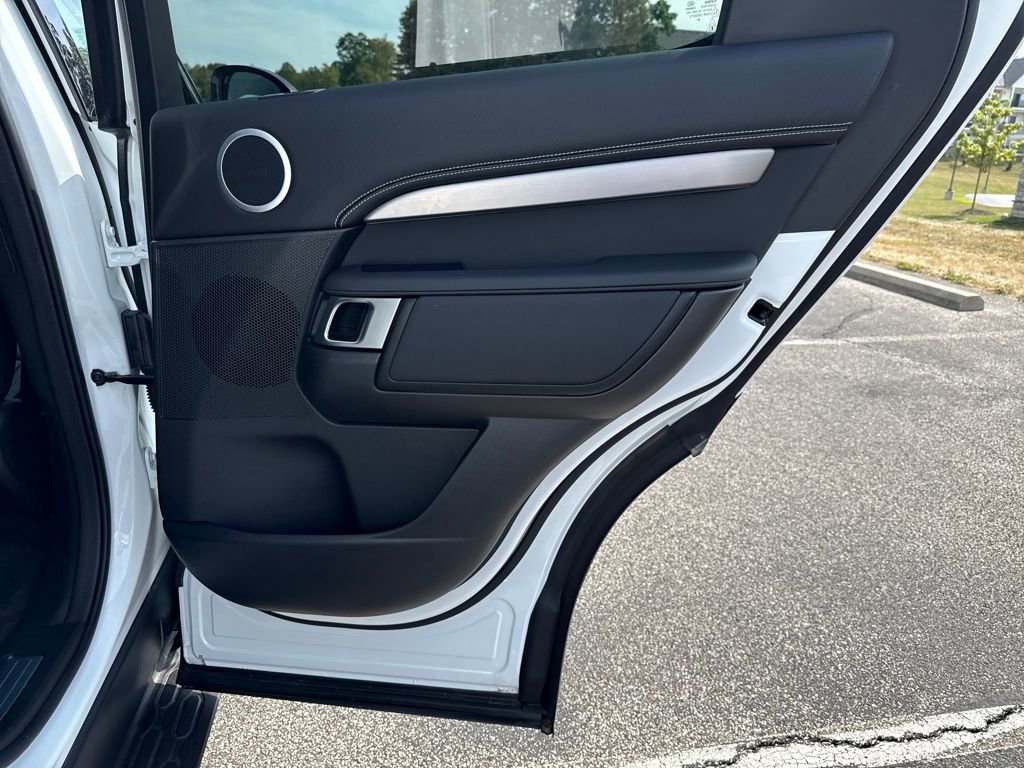Used 2025 Land Rover Discovery Dynamic SE AWD/4WD image 19