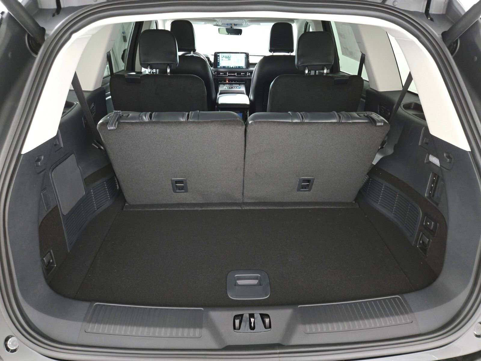 New 2026 Lincoln Aviator AWD w/ Jet Appearance Package image 16