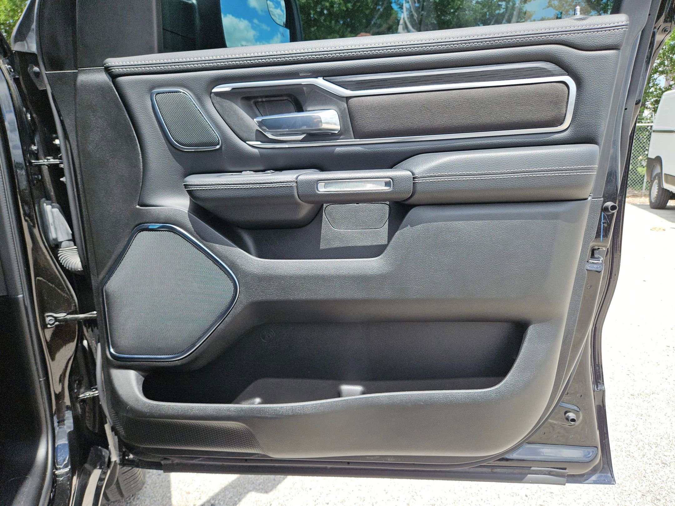 Used 2024 RAM 1500 Laramie AWD/4WD image 29