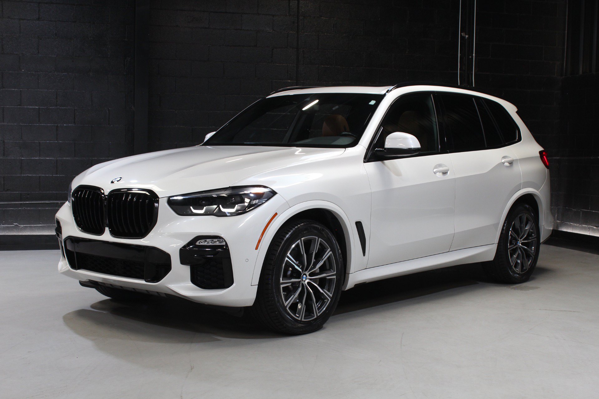 Used 2021 BMW X5 xDrive40i w/ M Sport Package AWD/4WD image 6