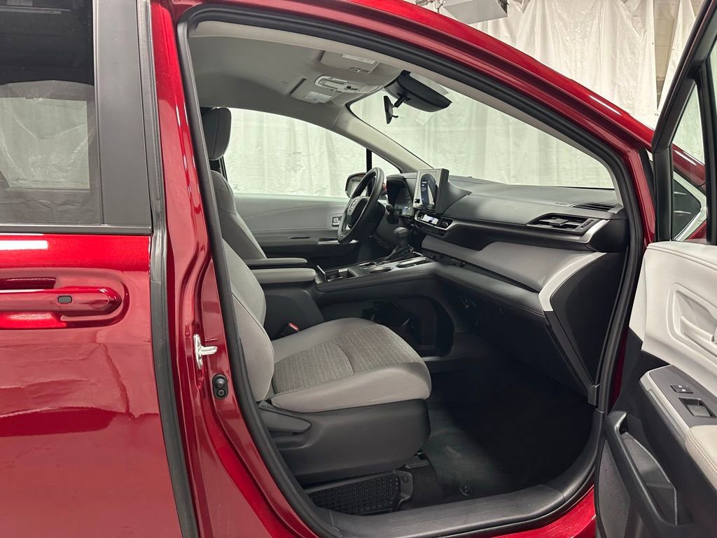 Used 2025 Toyota Sienna LE image 59