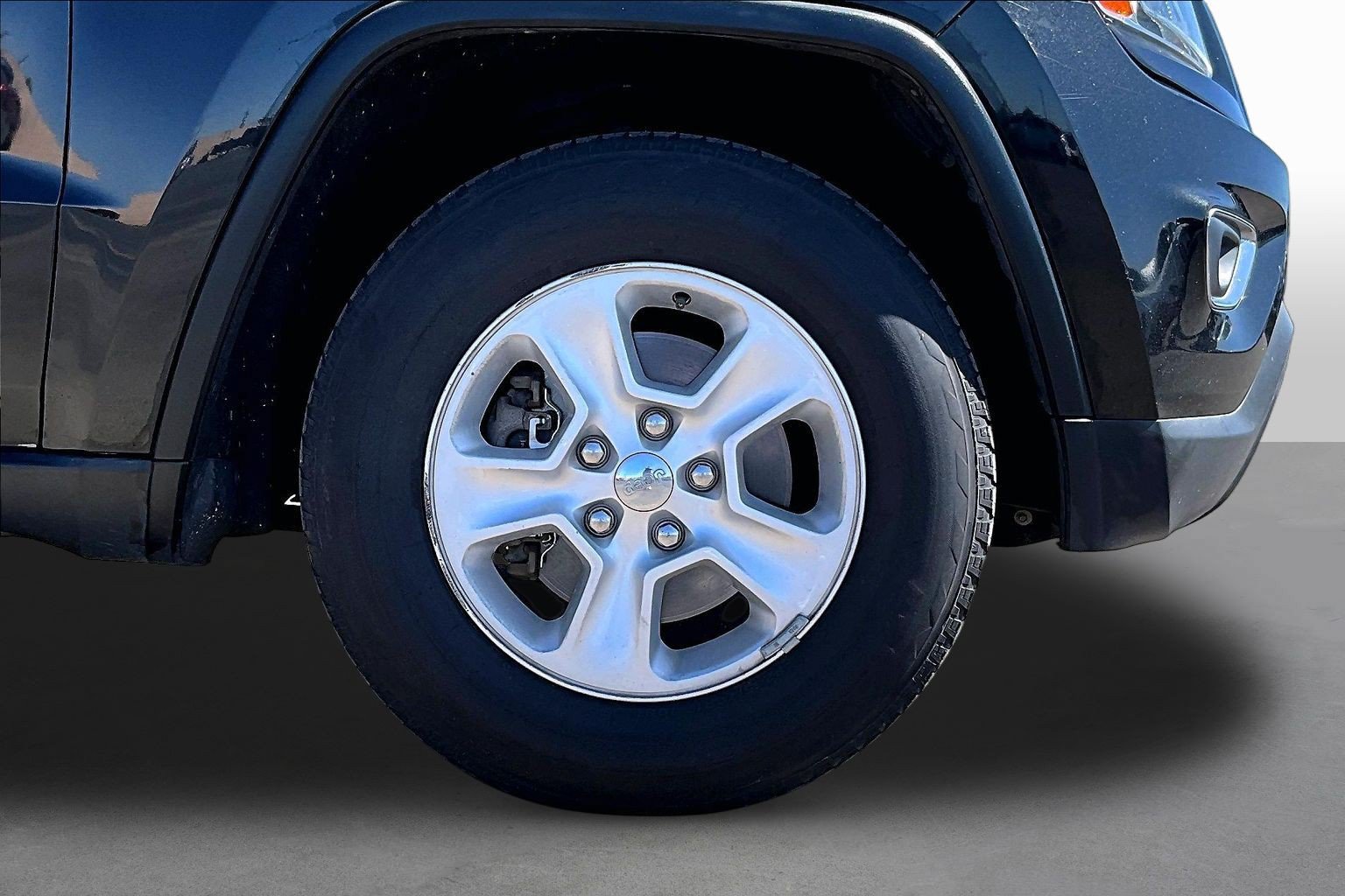 Used 2014 Jeep Grand Cherokee Laredo AWD/4WD image 8