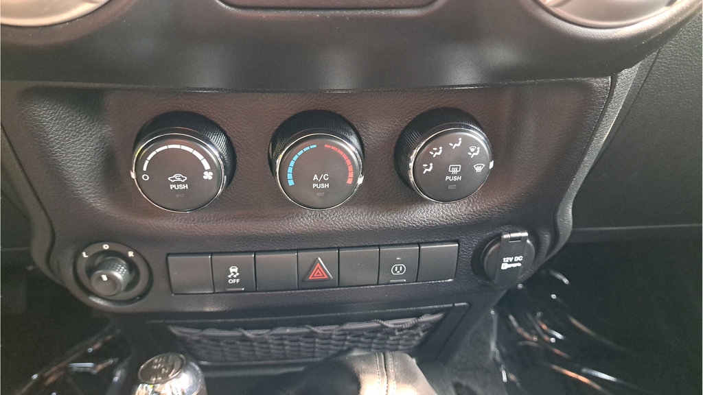 Used 2017 Jeep Wrangler Unlimited Rubicon w/ Connectivity Group AWD/4WD image 17