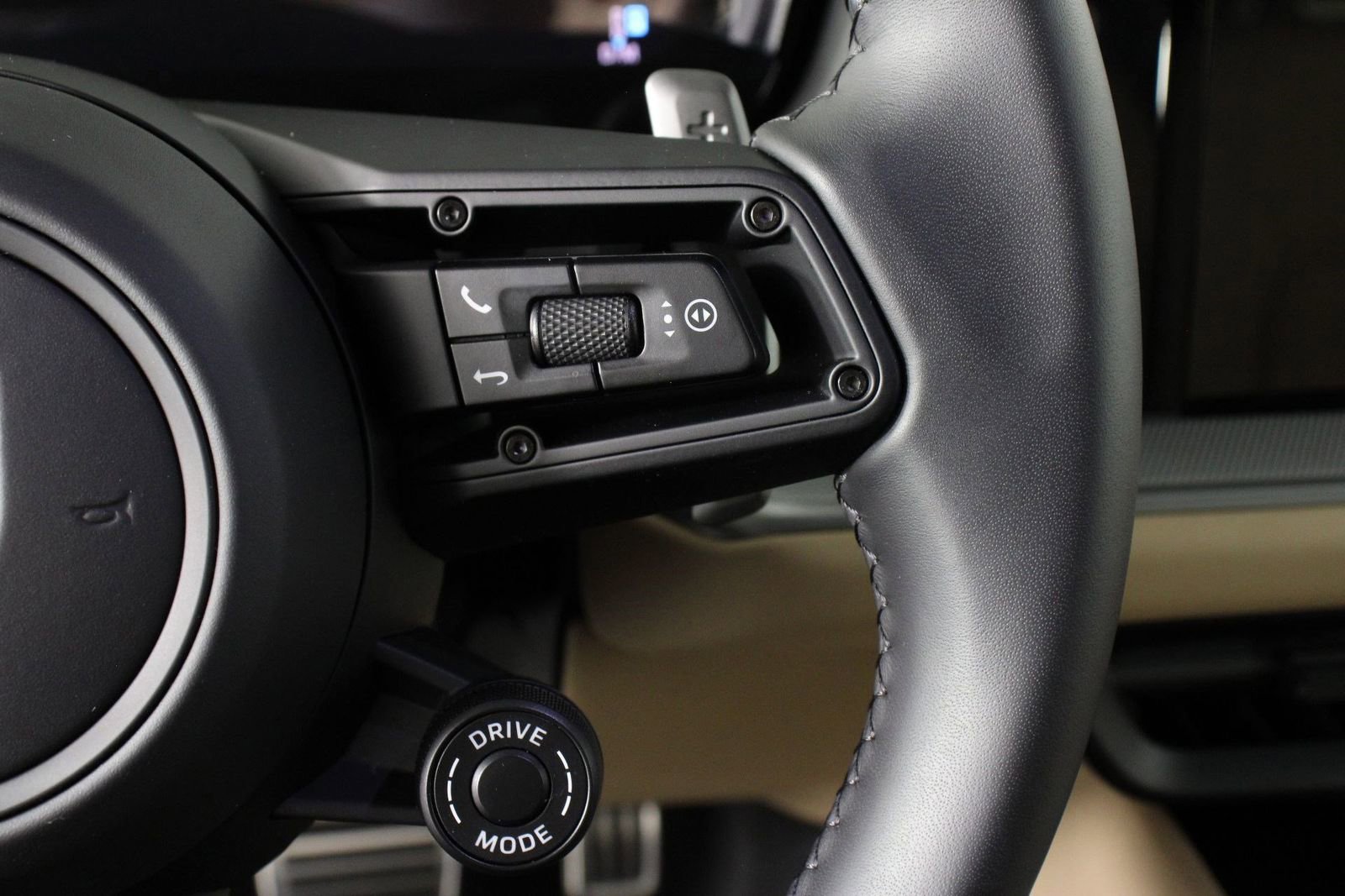 Certified 2025 Porsche Cayenne S image 15