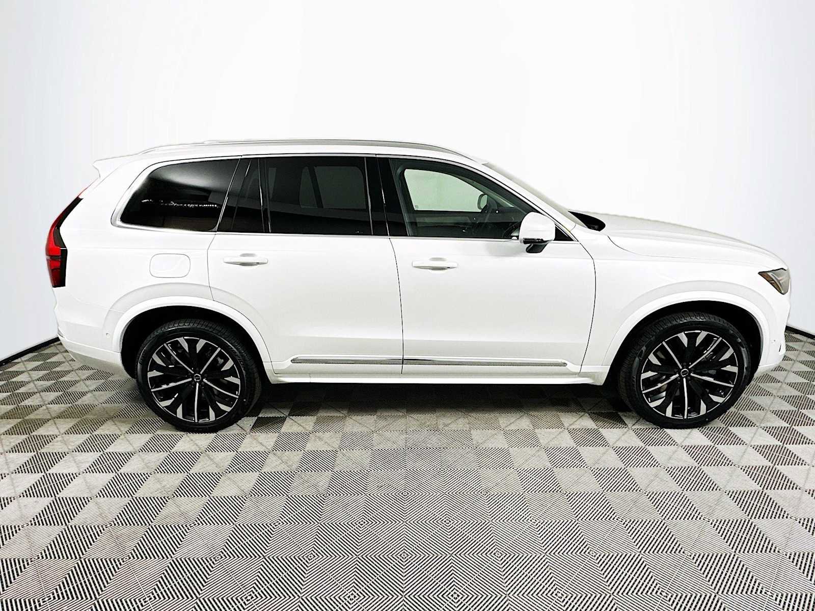 Used 2025 Volvo XC90 T8 Ultra w/ Protection Package Premier image 8