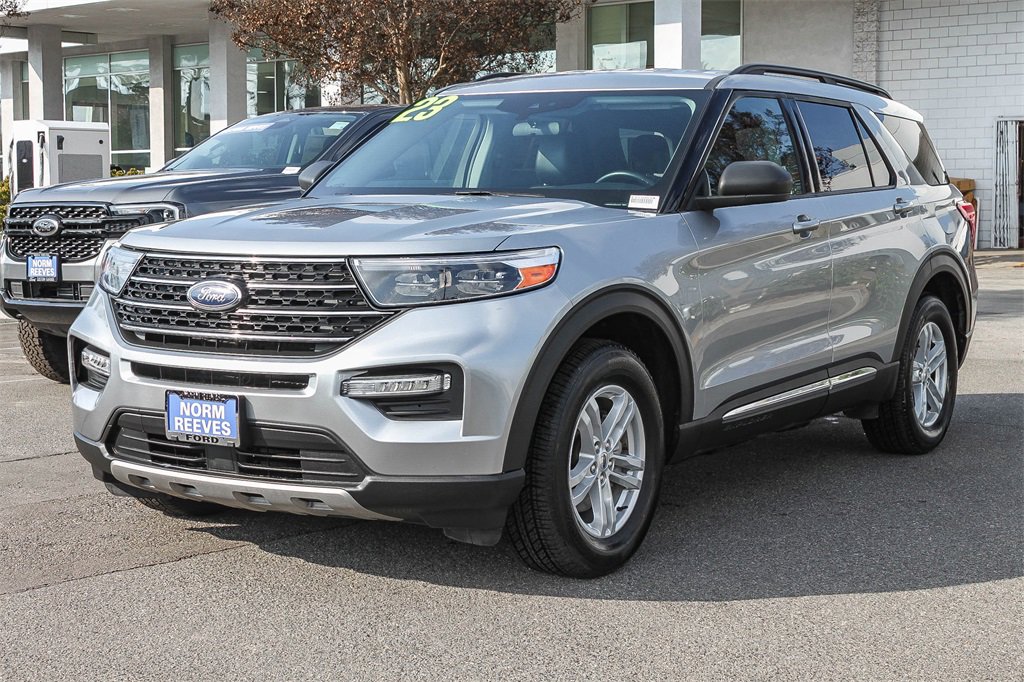 Used 2023 Ford Explorer XLT w/ Equipment Group 202A image 3