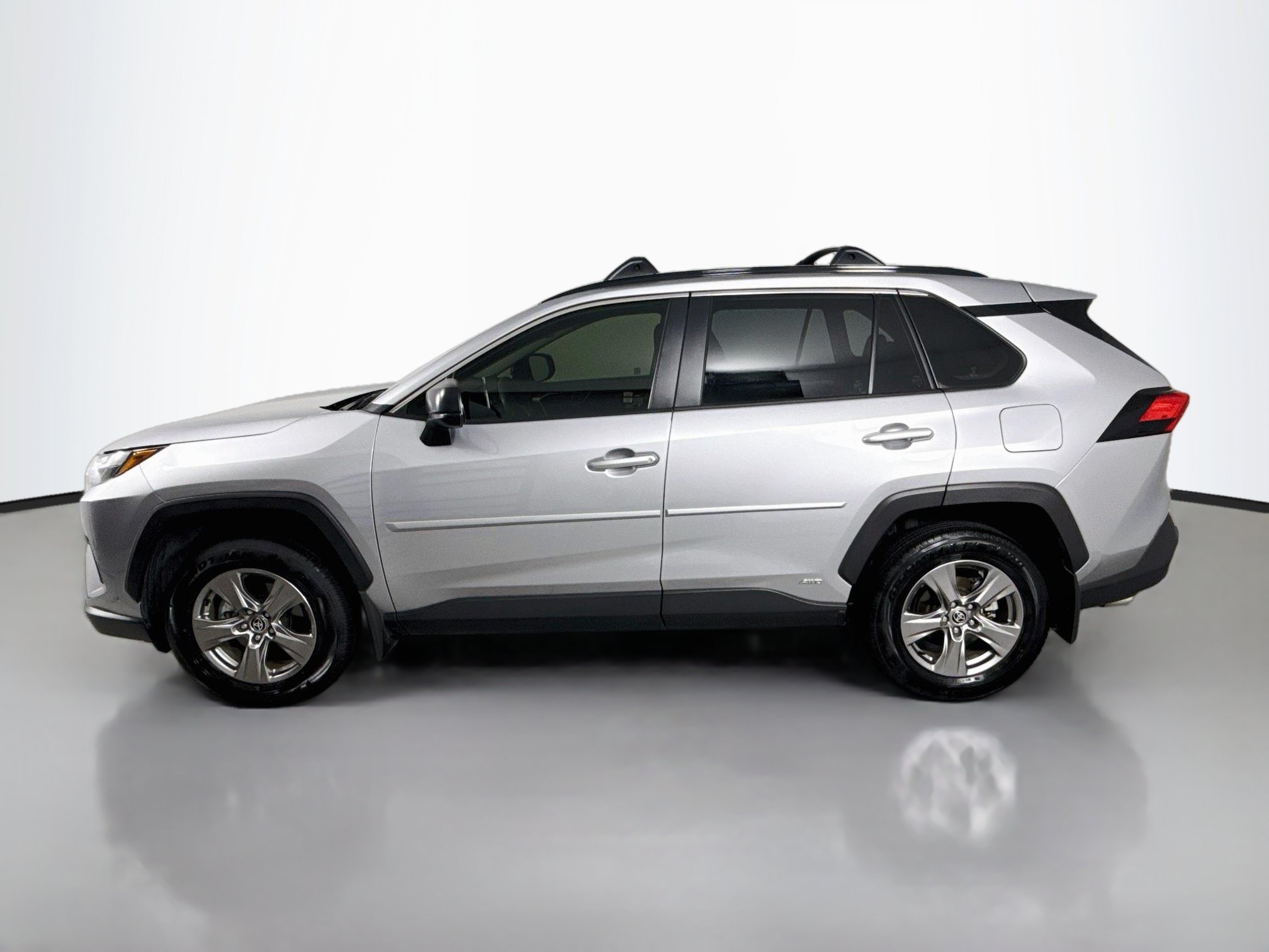 Used 2025 Toyota RAV4 LE AWD/4WD image 4