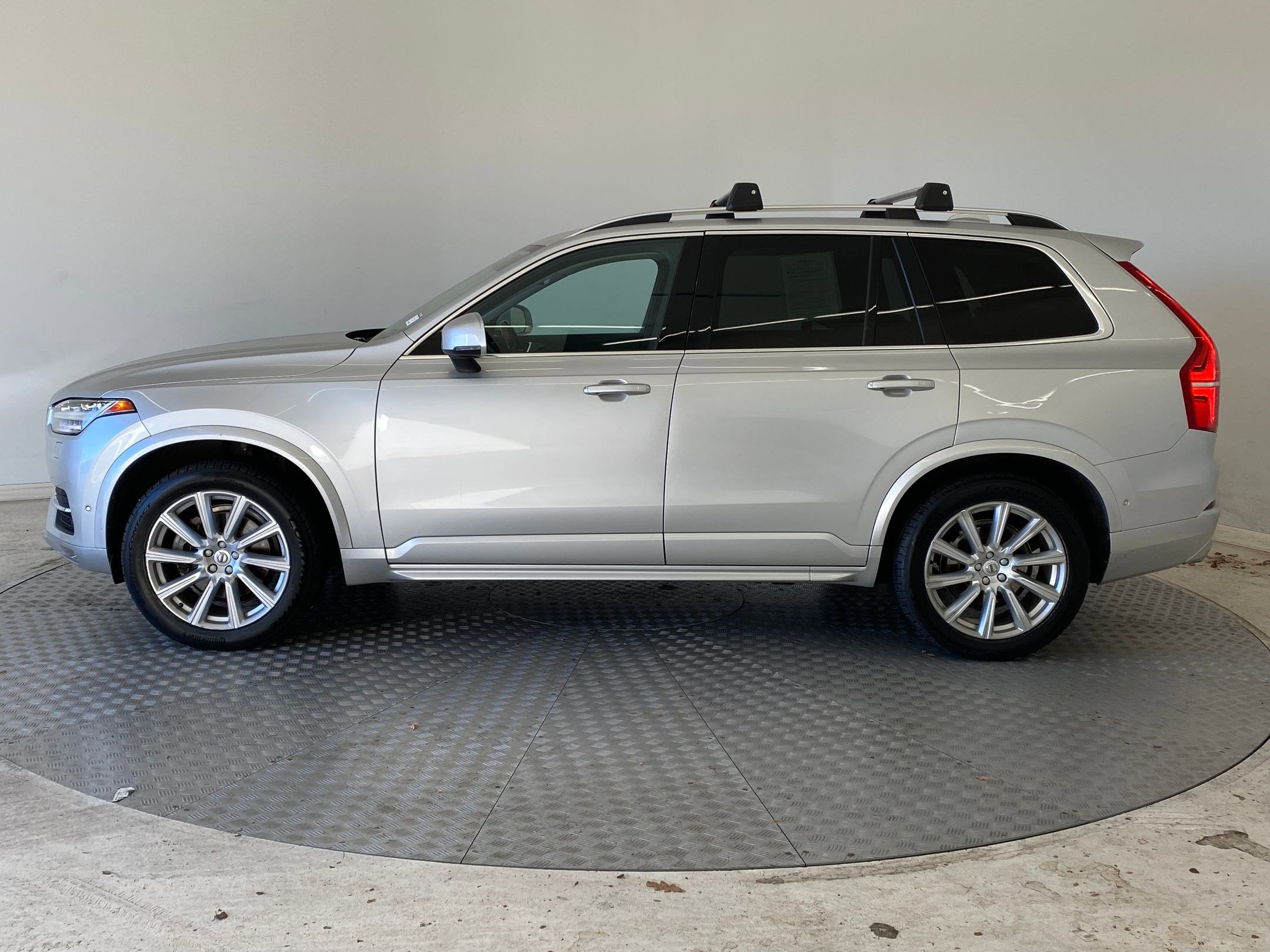 Used 2017 Volvo XC90 T6 Momentum w/ Vision Package image 2