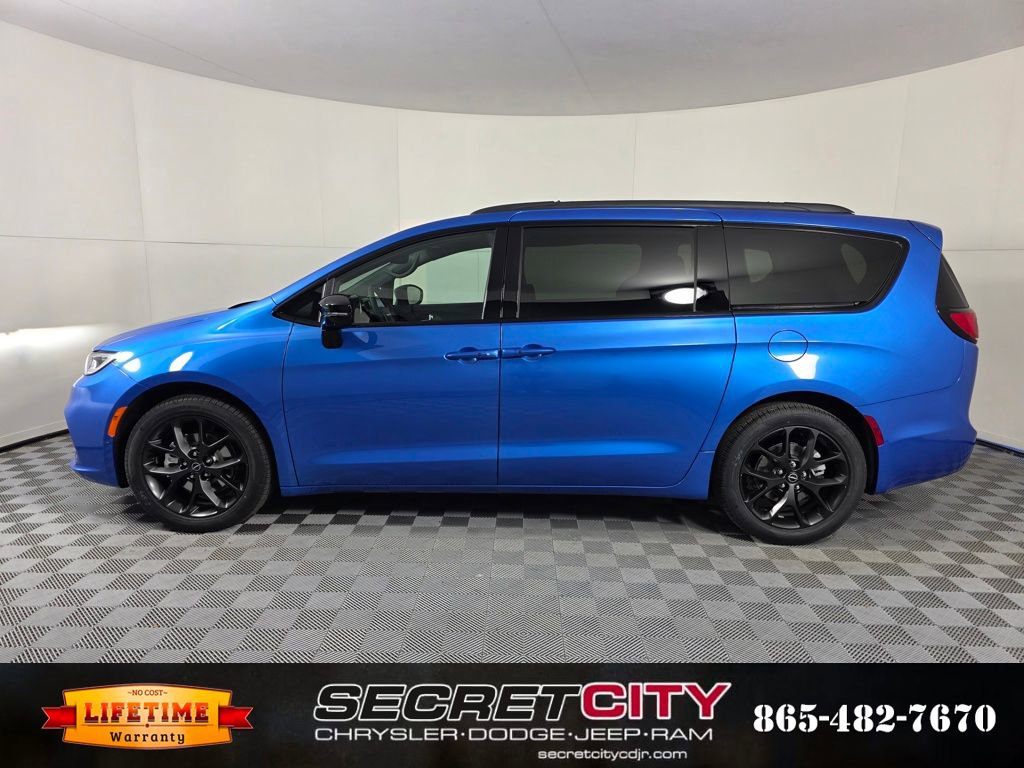 New 2026 Chrysler Pacifica Select w/ S Appearance Package image 4