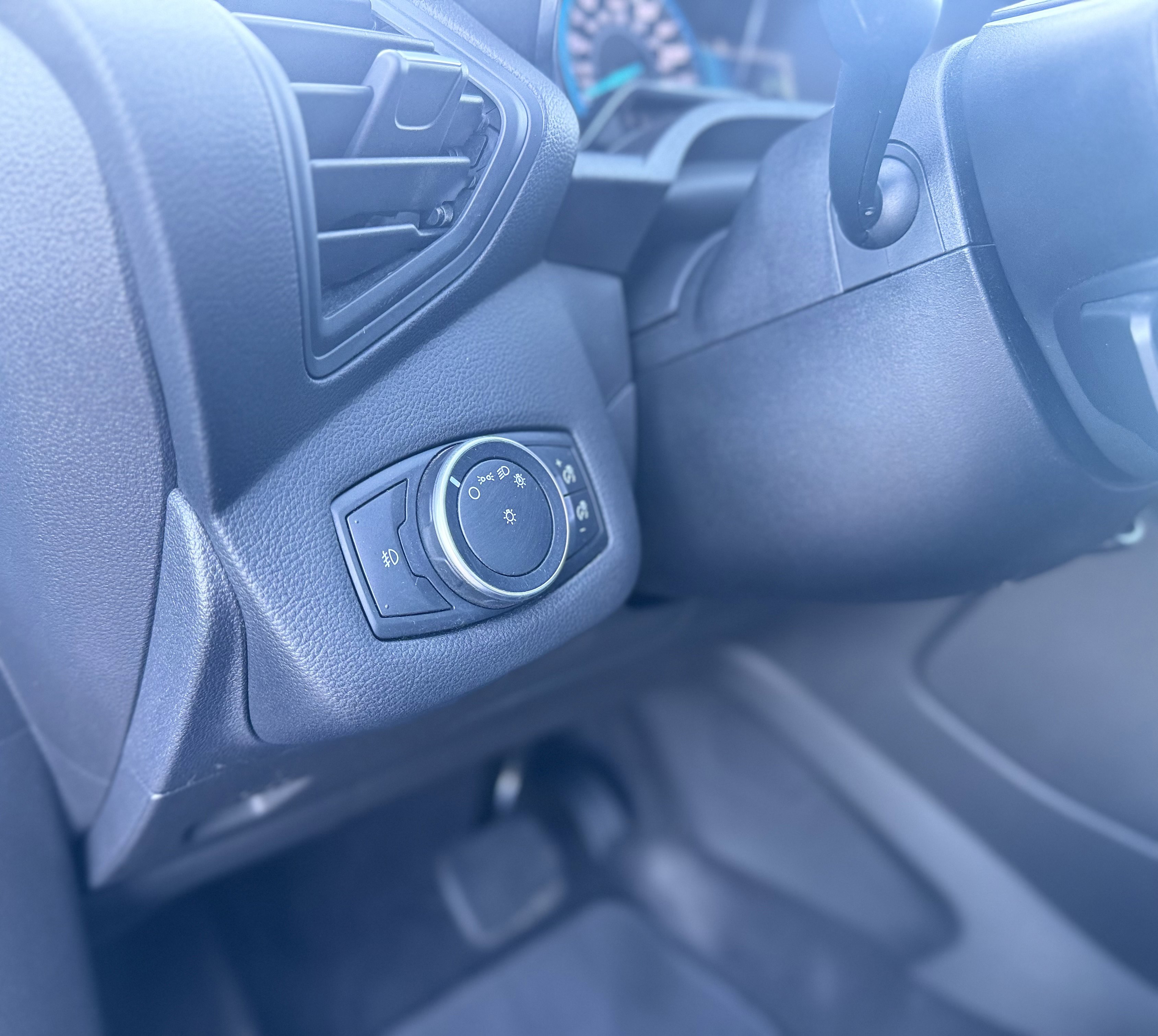 Used 2017 Ford C-MAX Energi Titanium FWD image 27