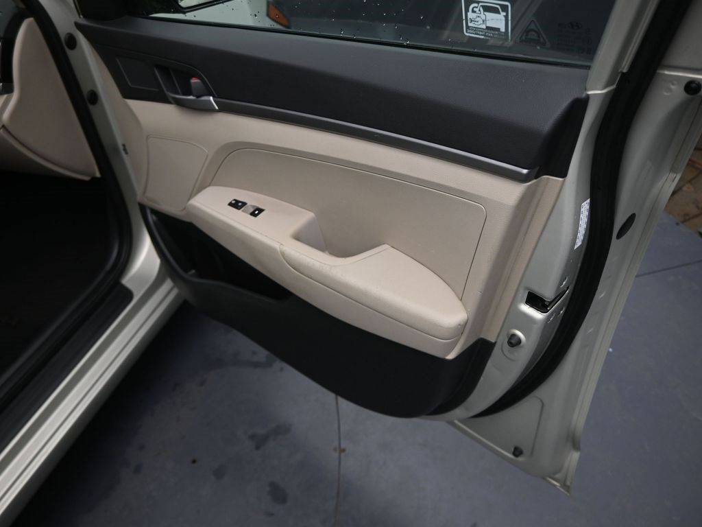 Used 2017 Hyundai Elantra SE w/ Cargo Package image 31