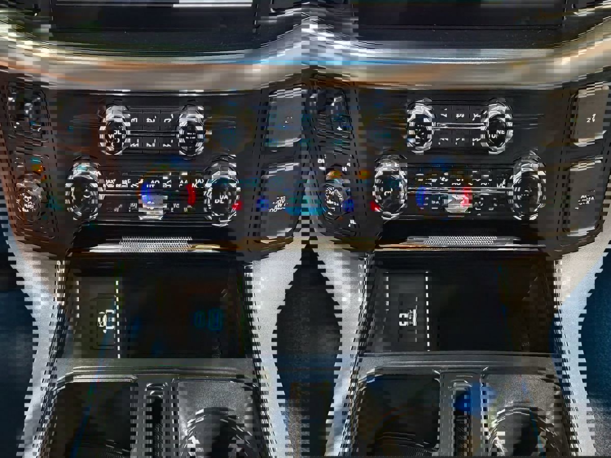 Used 2023 Ford F150 Lariat w/ Trailer Tow Package image 38