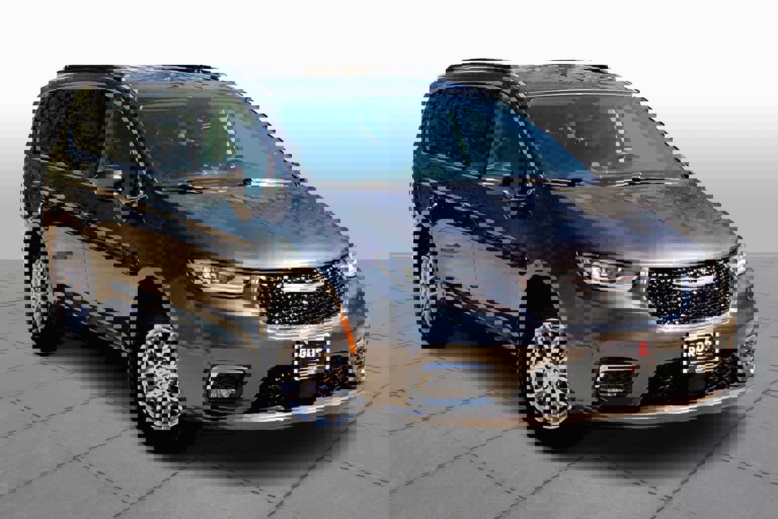 Used 2022 Chrysler Pacifica Touring-L image 3