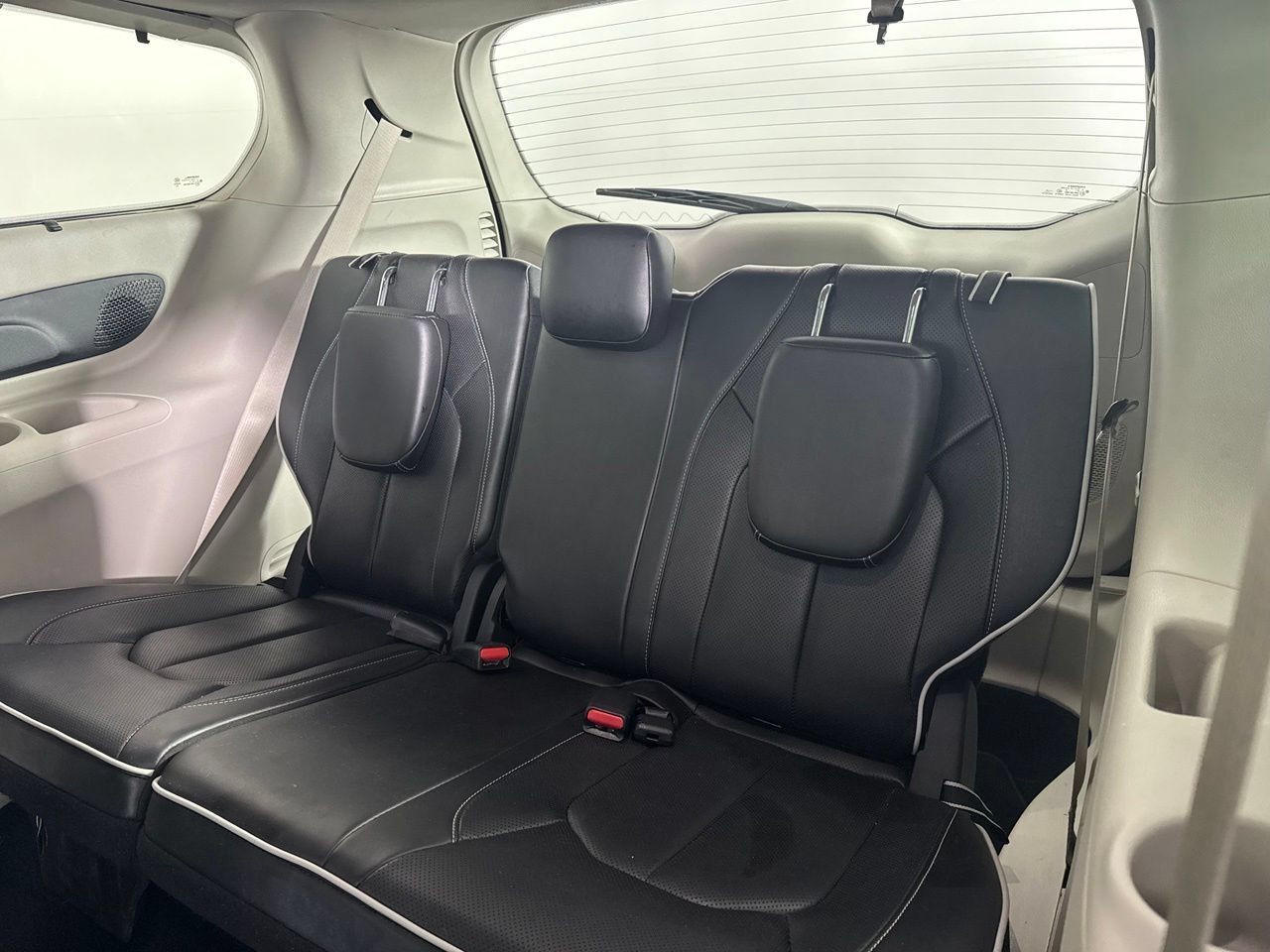 Used 2024 Chrysler Pacifica Limited FWD image 12