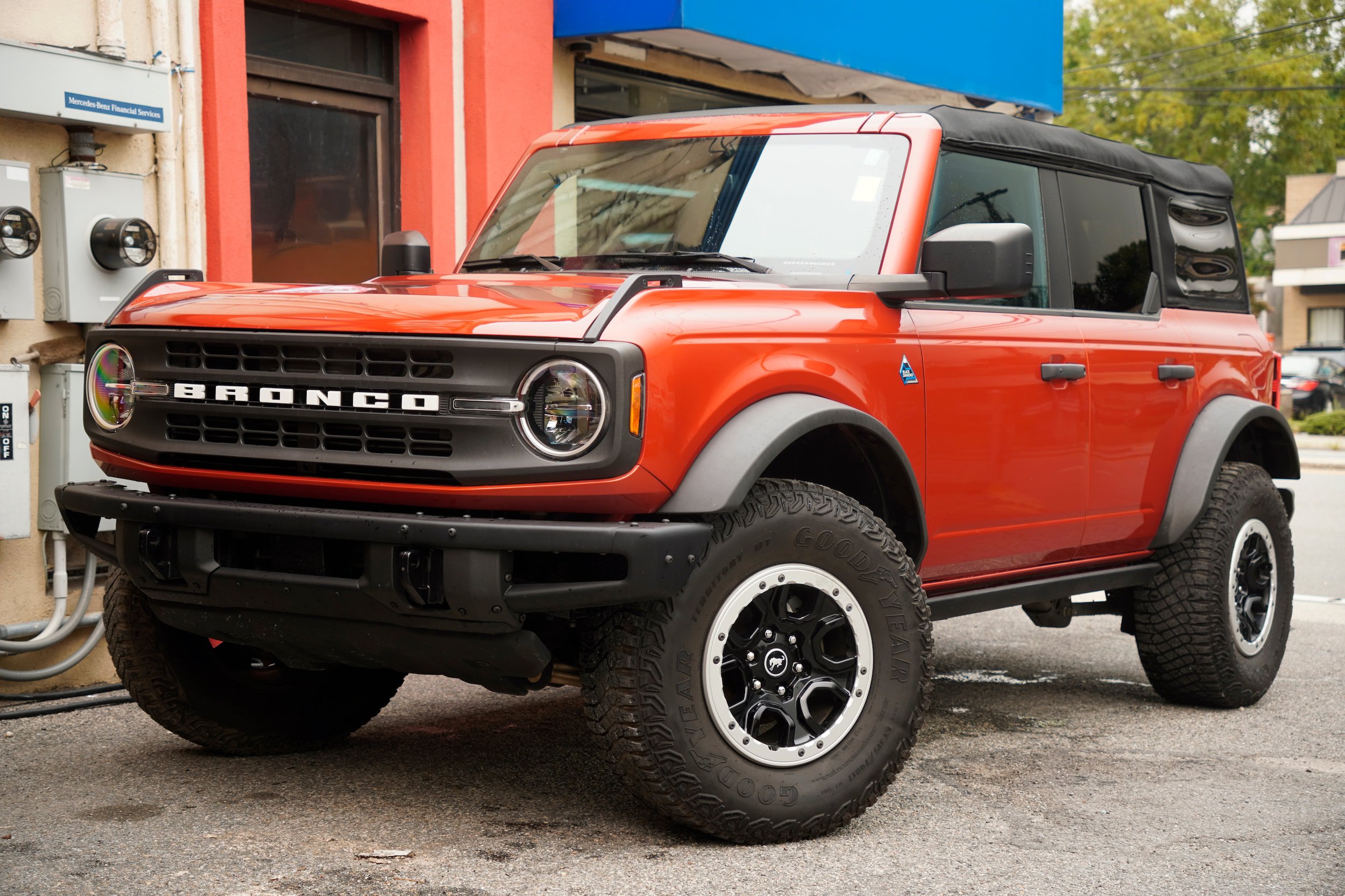 Used 2023 Ford Bronco Black Diamond w/ Sasquatch Package AWD/4WD image 2