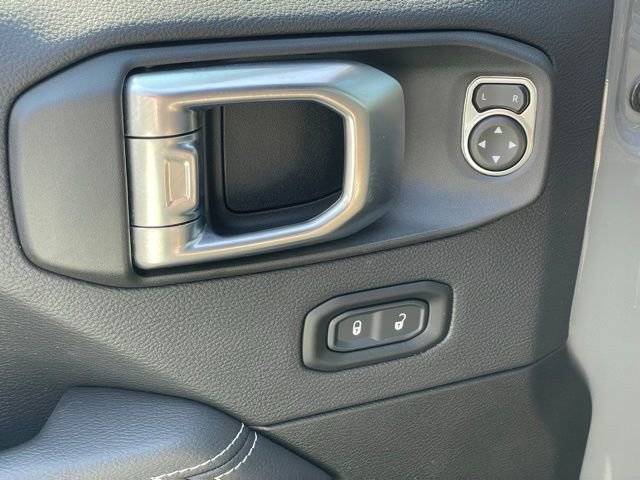 Used 2022 Jeep Gladiator Overland w/ Cold Weather Group AWD/4WD image 11