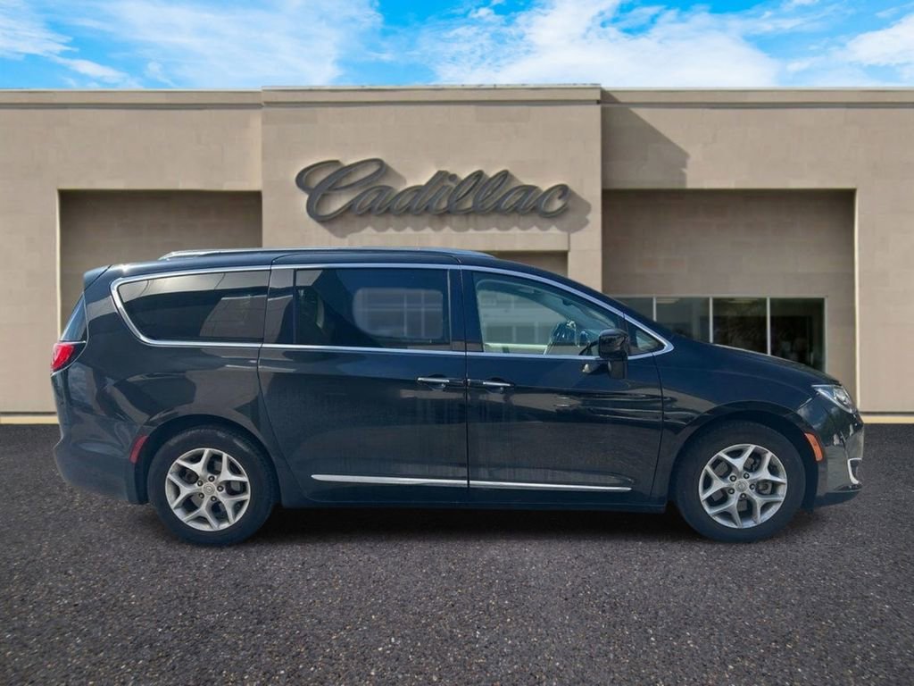 Used 2020 Chrysler Pacifica Touring-L image 2