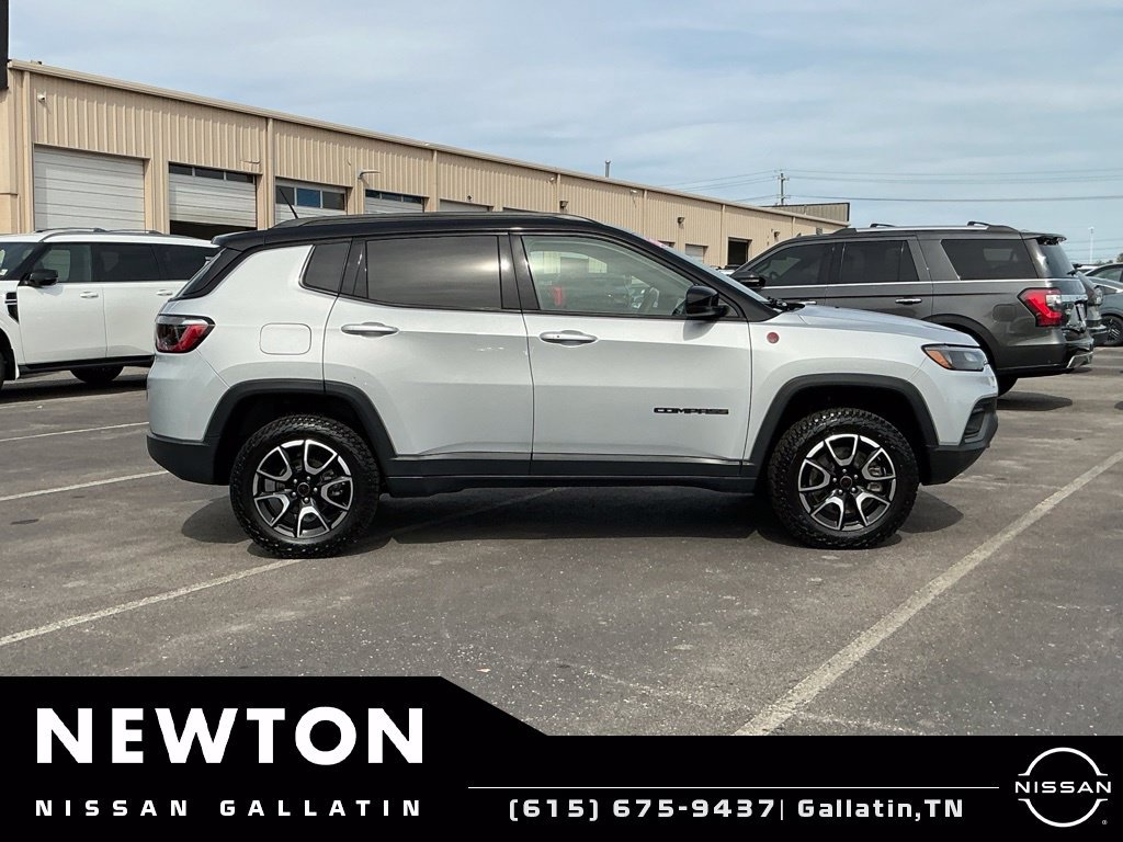 Used 2025 Jeep Compass Trailhawk AWD/4WD image 4