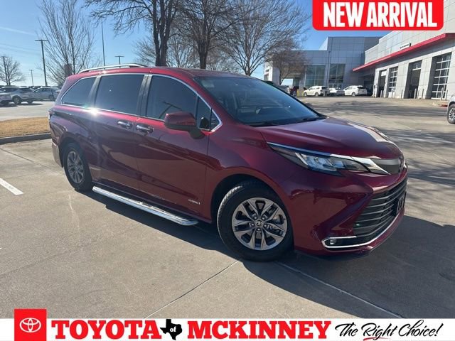 Used 2021 Toyota Sienna XLE image 1