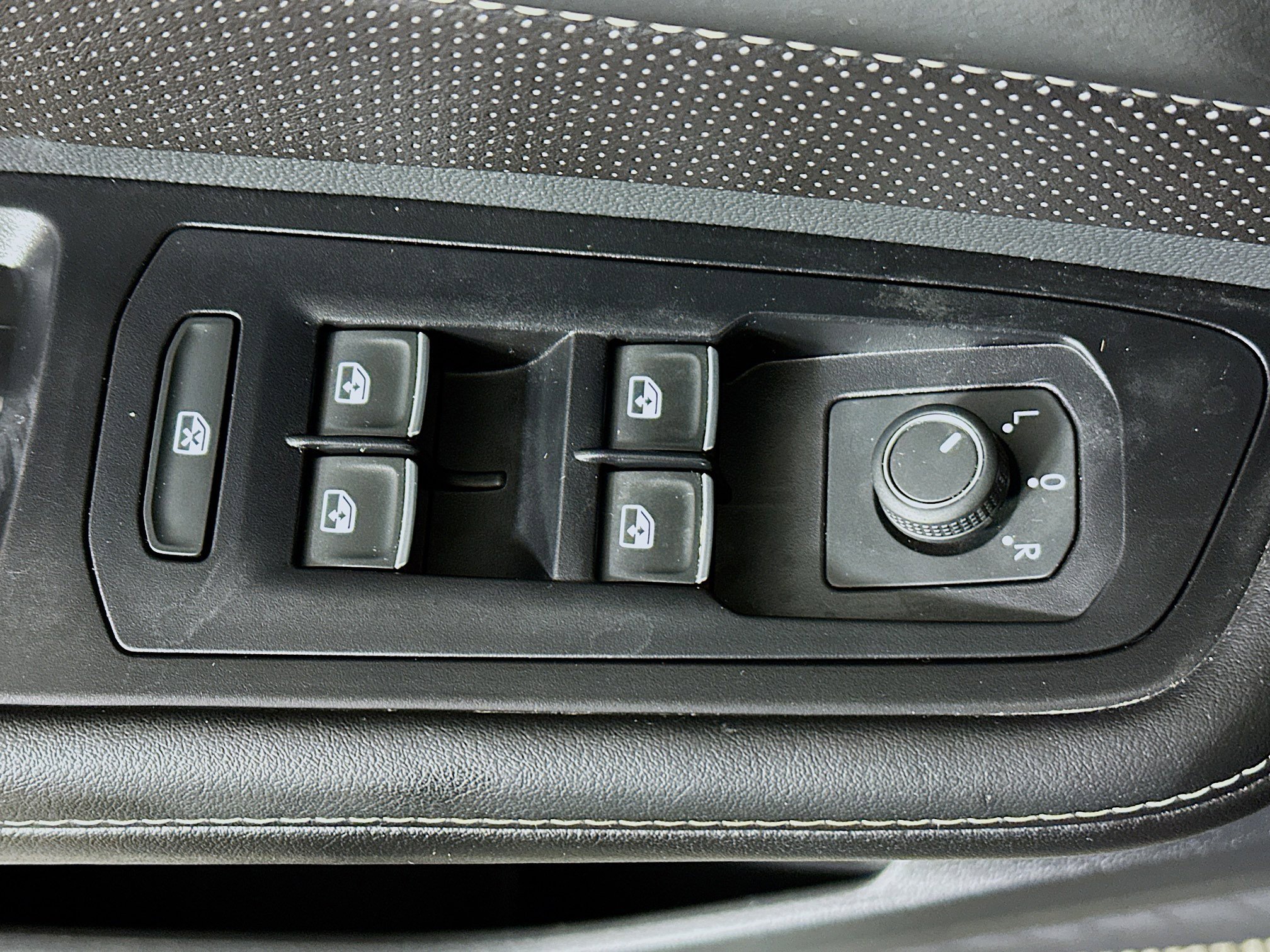 Used 2024 Volkswagen Atlas Cross Sport SE image 14