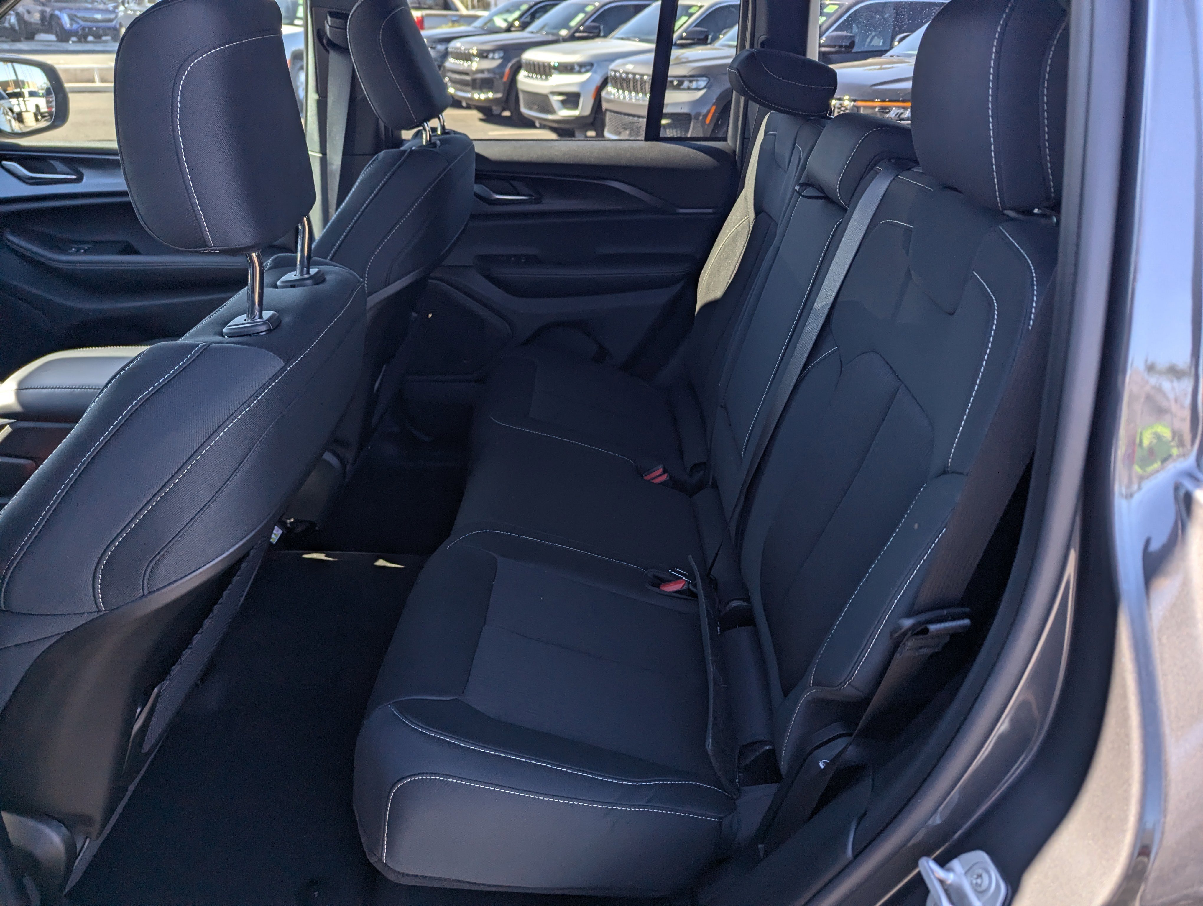 New 2025 Jeep Grand Cherokee Laredo w/ Luxury Tech Group I image 8