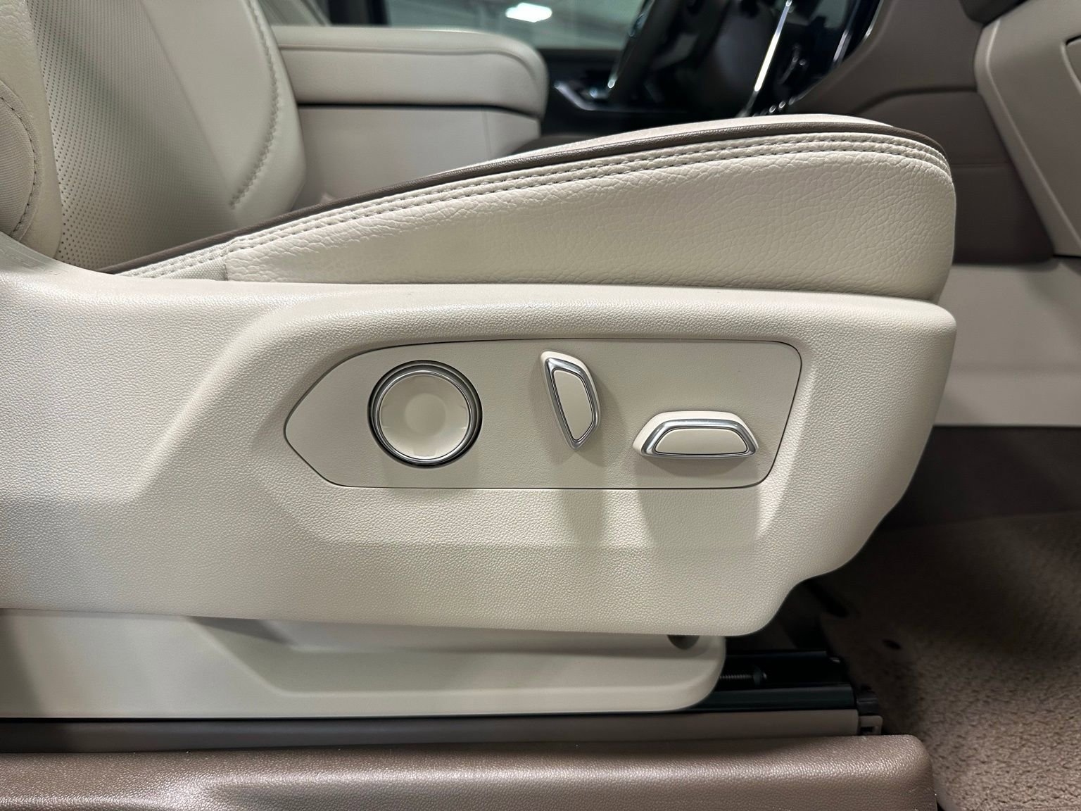 Used 2025 GMC Yukon XL Denali w/ Denali Reserve Package image 43