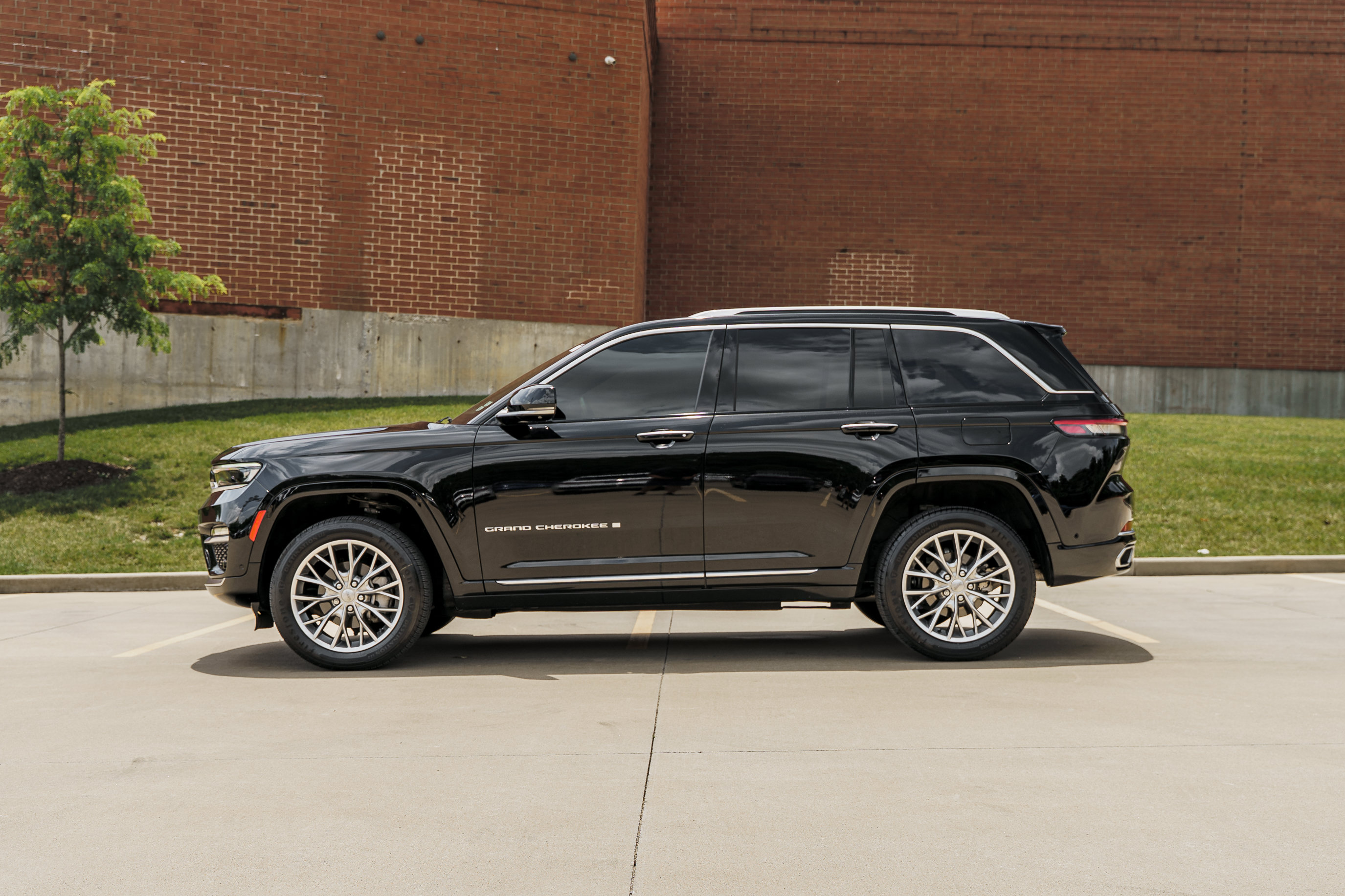 Used 2022 Jeep Grand Cherokee Summit AWD/4WD image 6