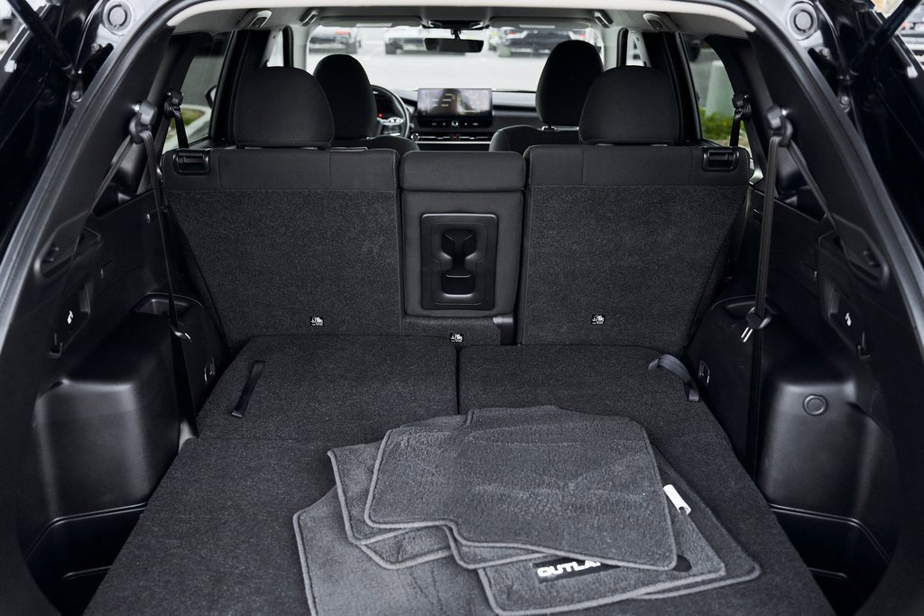 Used 2025 Mitsubishi Outlander ES image 9