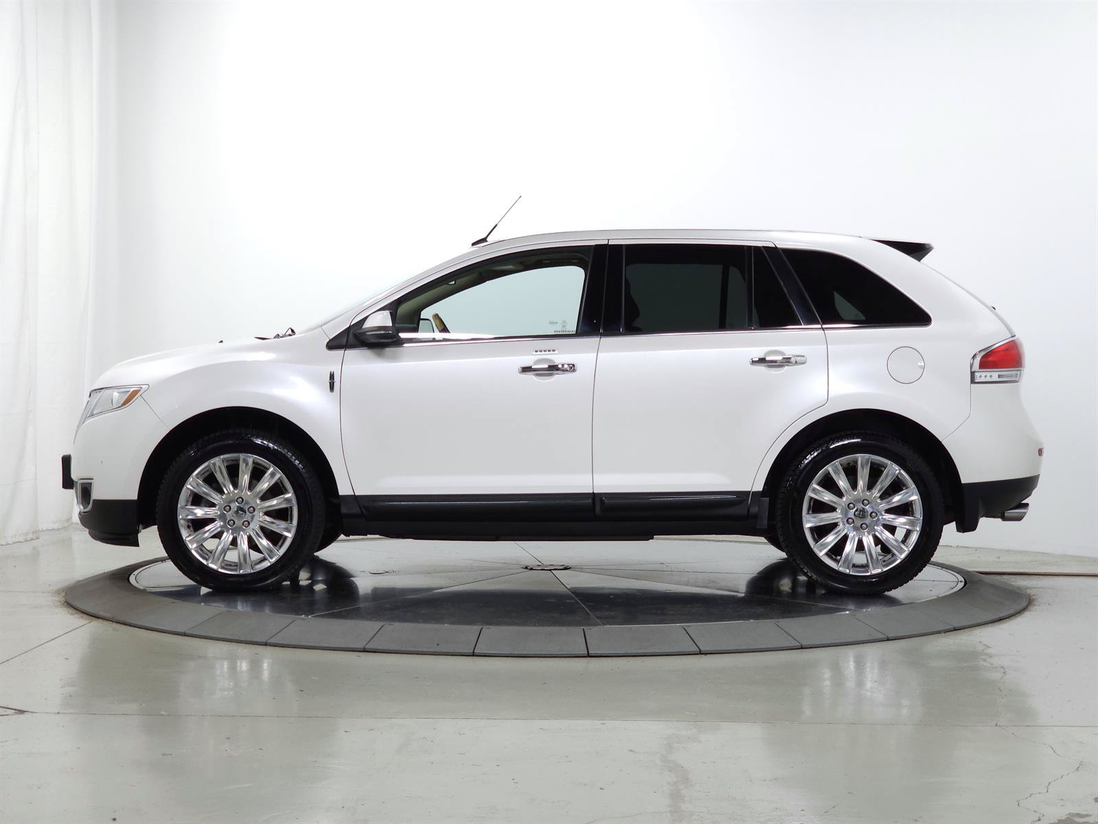 Used 2013 Lincoln MKX AWD image 4