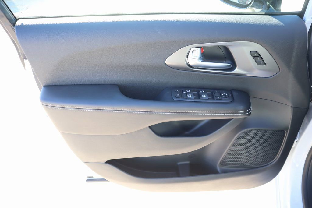 New 2026 Chrysler Pacifica Select FWD image 16