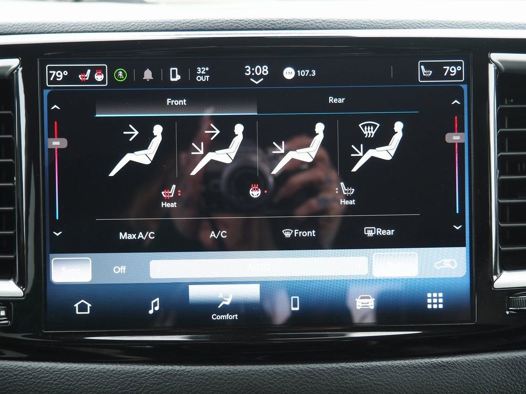 Used 2024 Chrysler Pacifica Touring-L image 36