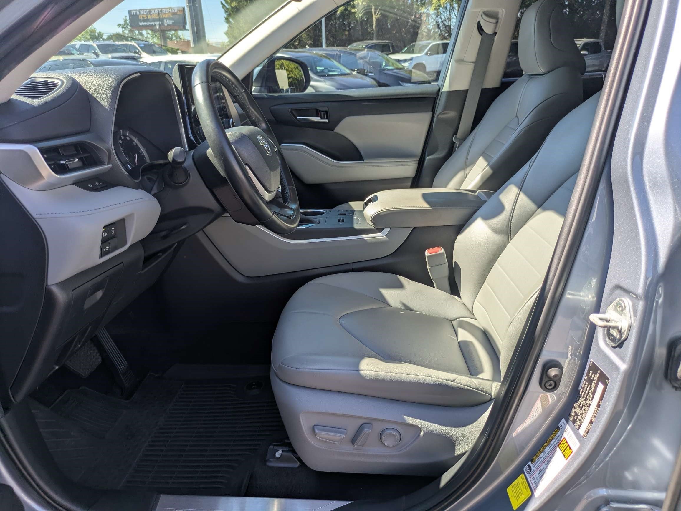 Used 2023 Toyota Highlander XLE FWD image 27
