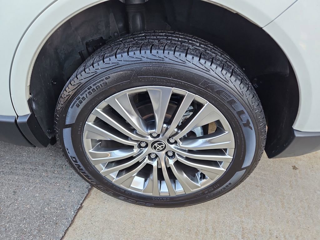 Used 2021 Toyota Venza Limited image 37