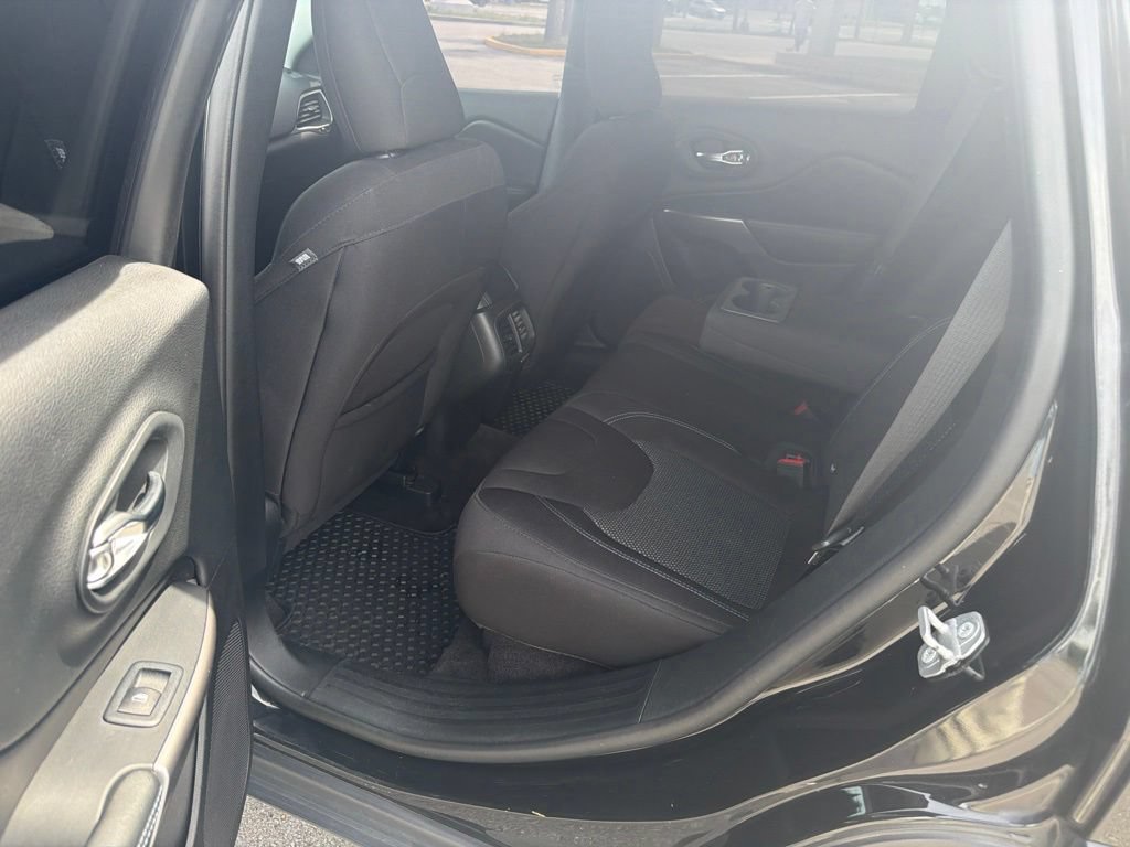 Used 2019 Jeep Cherokee Latitude w/ Popular Appearance Group FWD image 8